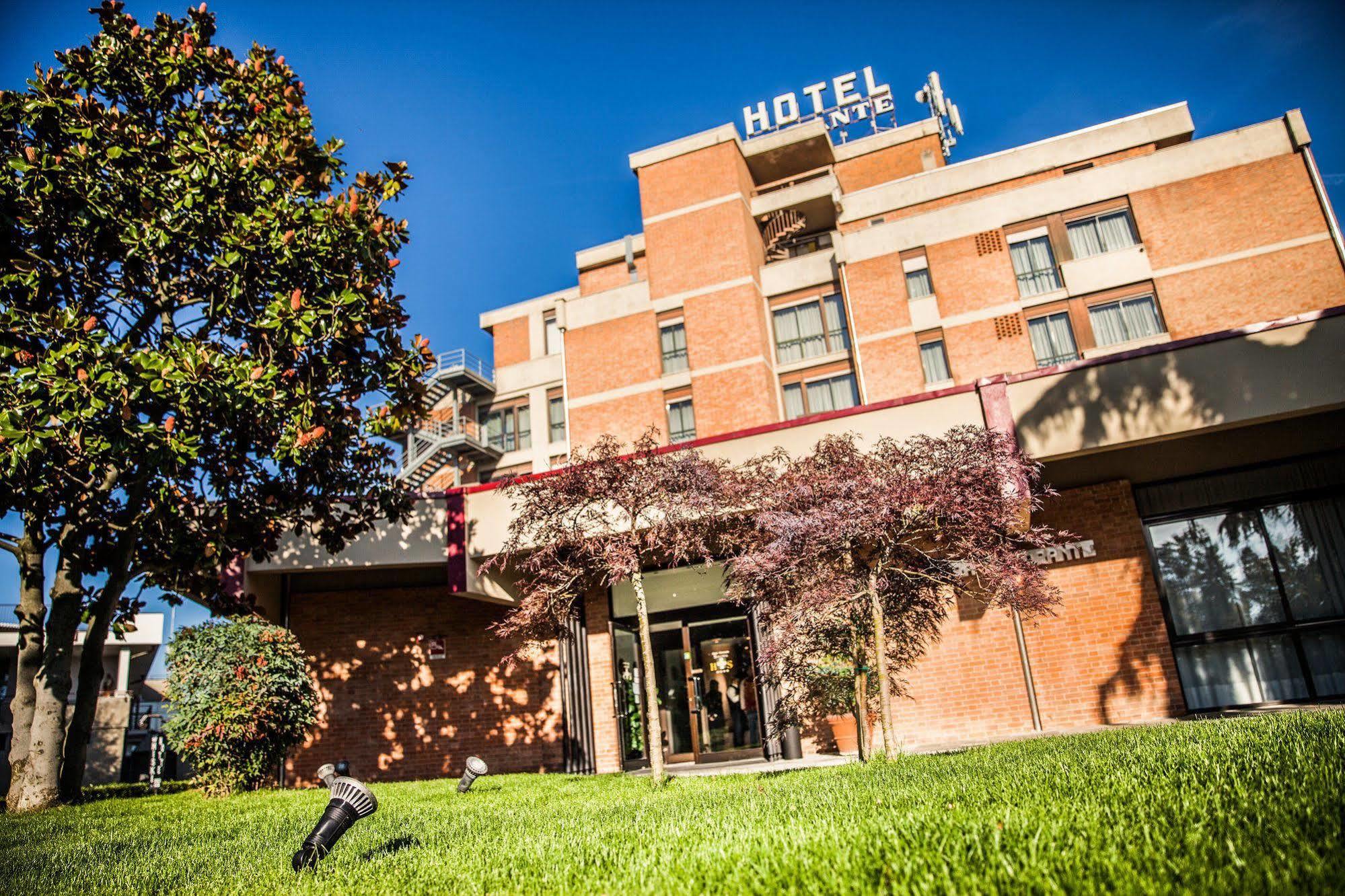 Hotel Salera Асти Екстериор снимка